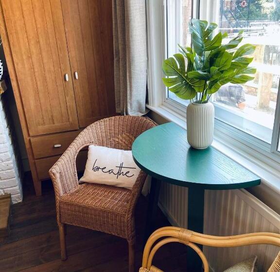 펜션 The Riverside Rooms