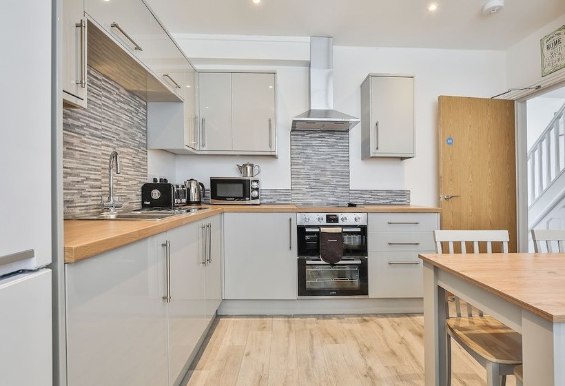 بنسيون Wheatley View By Vizzzitus