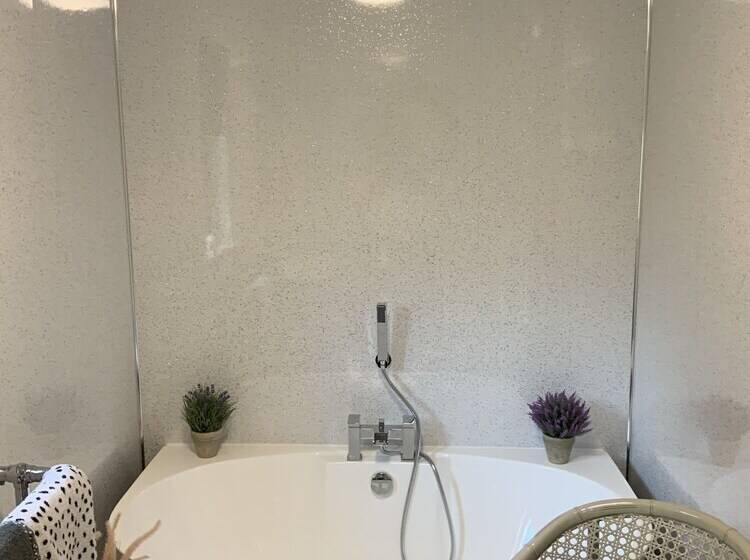 Remarkable 2 Bed Cottage In Tranquil Setting