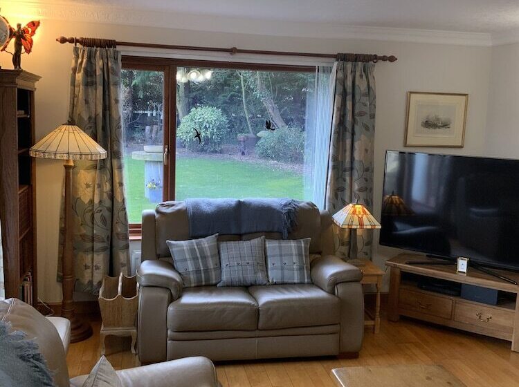 Remarkable 2 Bed Cottage In Tranquil Setting