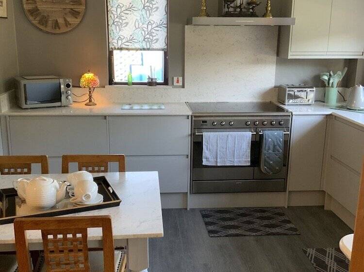 Remarkable 2 Bed Cottage In Tranquil Setting