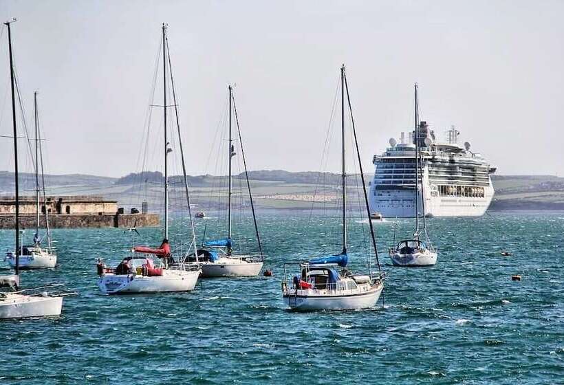 The Hut Sea Front Inn