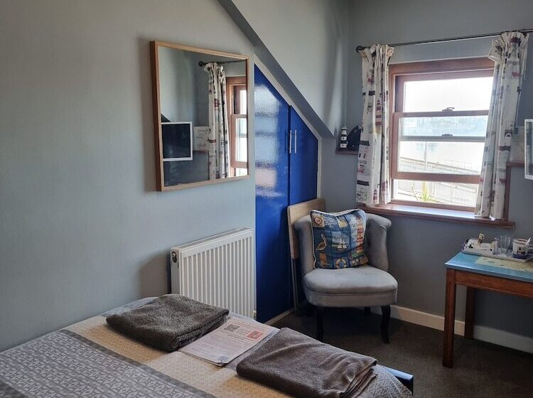 The Hut Sea Front Inn