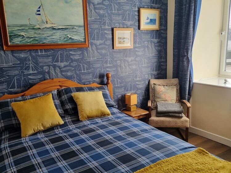 The Hut Sea Front Inn