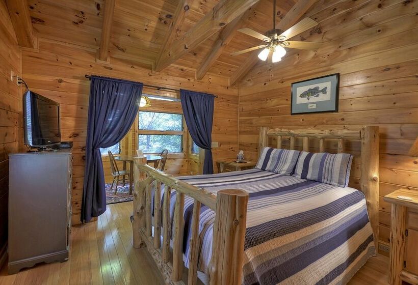 Thunder Falls Cabin Perched Over 10ft Waterfalls!