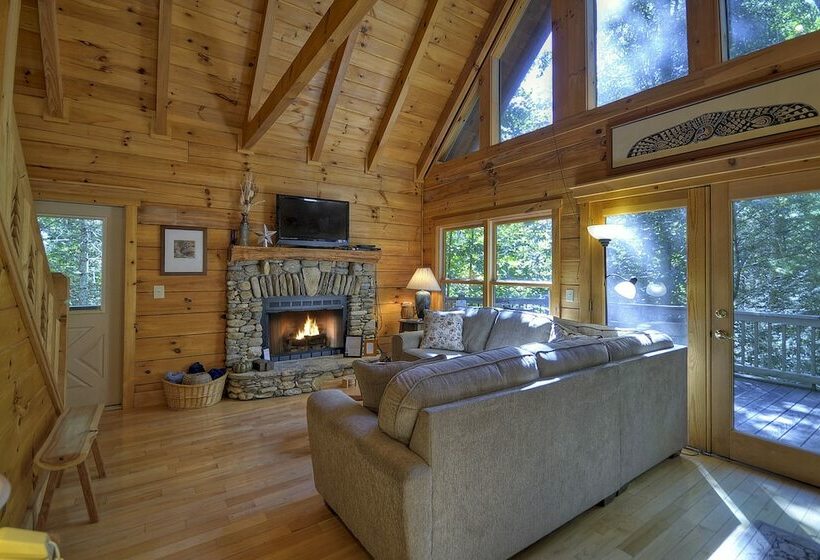 Thunder Falls Cabin Perched Over 10ft Waterfalls!