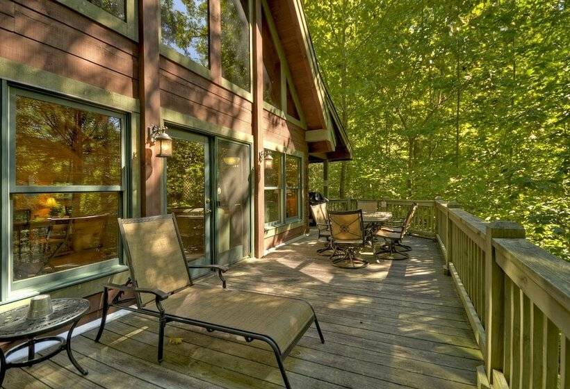 Thunder Falls Cabin Perched Over 10ft Waterfalls!