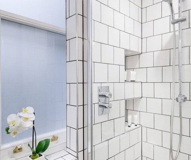 Urban Chic  Shaftesbury