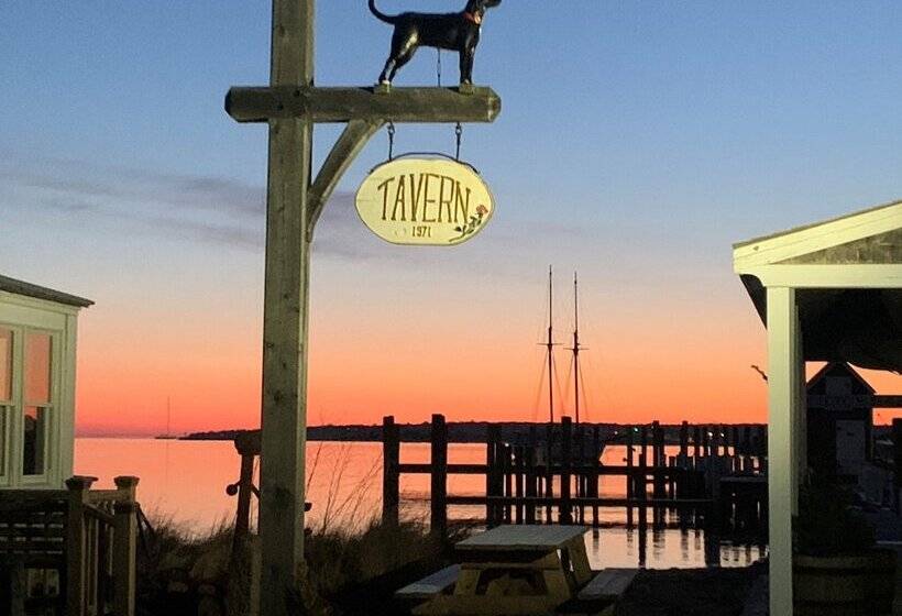 Vineyard Harbor Motel   Private Beach