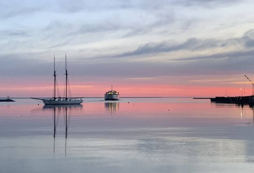 Vineyard Harbor Motel   Private Beach