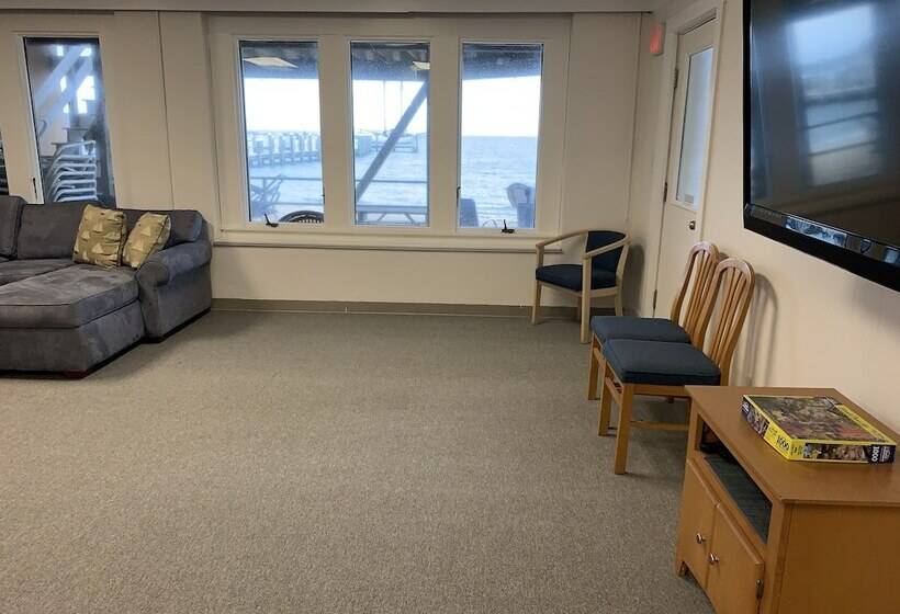 Vineyard Harbor Motel   Private Beach