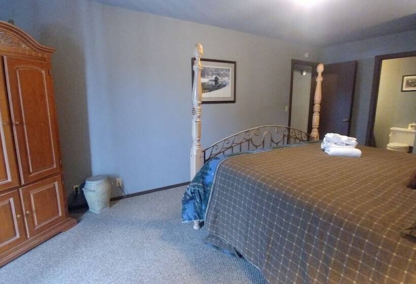 Waterfront Home, Close To A Variety Of Activities