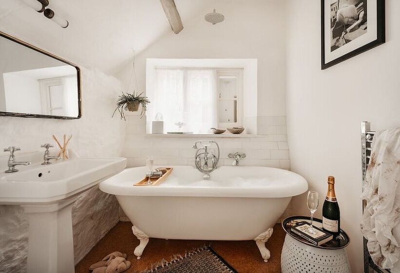 Weeke Brook   Quintessential Thatched Luxury Devon Cottage