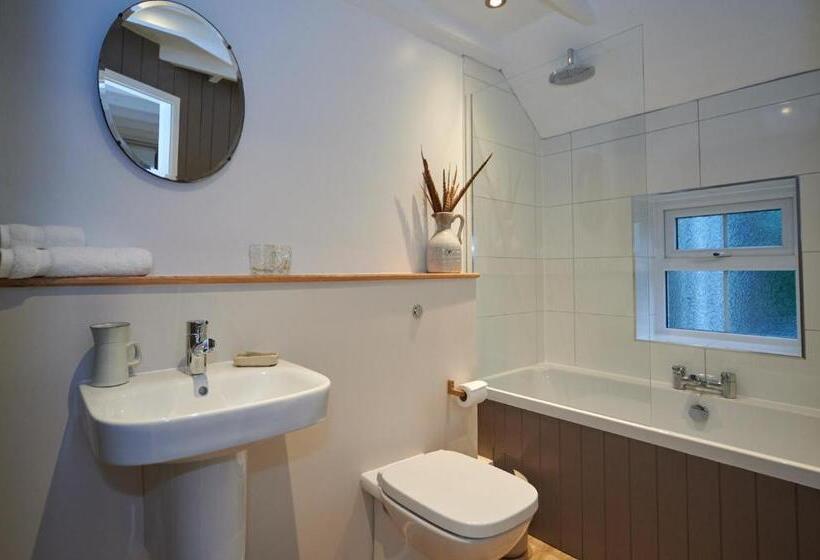 مبيت وإفطار Black Lion Inn