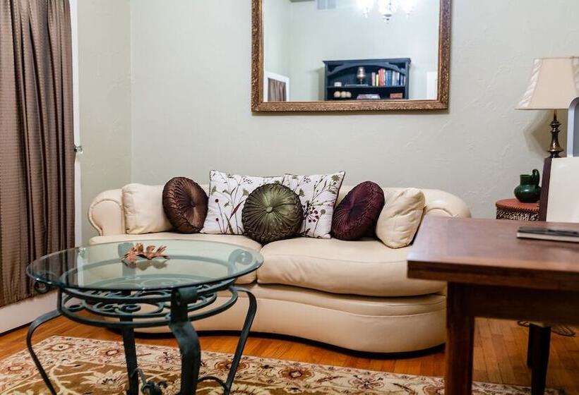 민박 Decatur Courthouse Suites