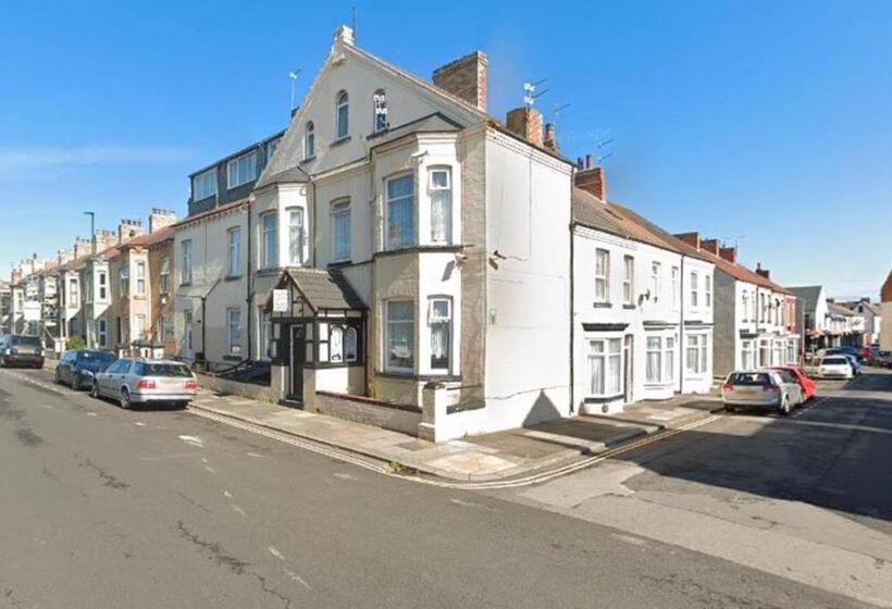 Bed and Breakfast Tudor Lodge  Redcar Beach