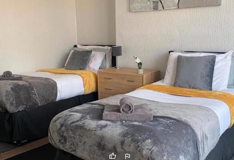 Bed and Breakfast Tudor Lodge  Redcar Beach