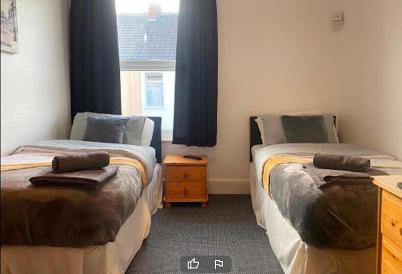 Bed and Breakfast Tudor Lodge  Redcar Beach
