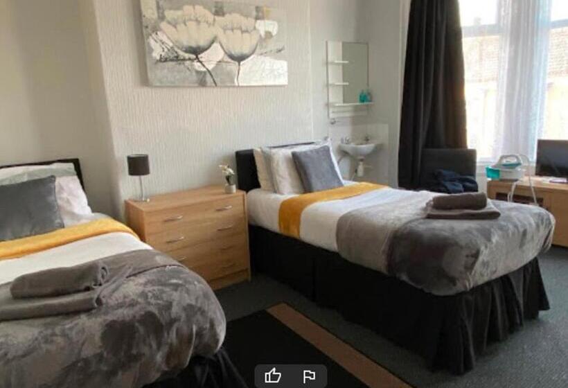 Bed and Breakfast Tudor Lodge  Redcar Beach