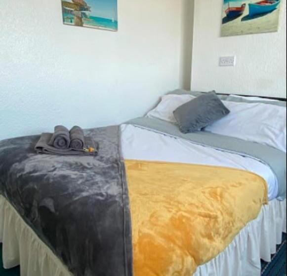 Bed and Breakfast Tudor Lodge  Redcar Beach