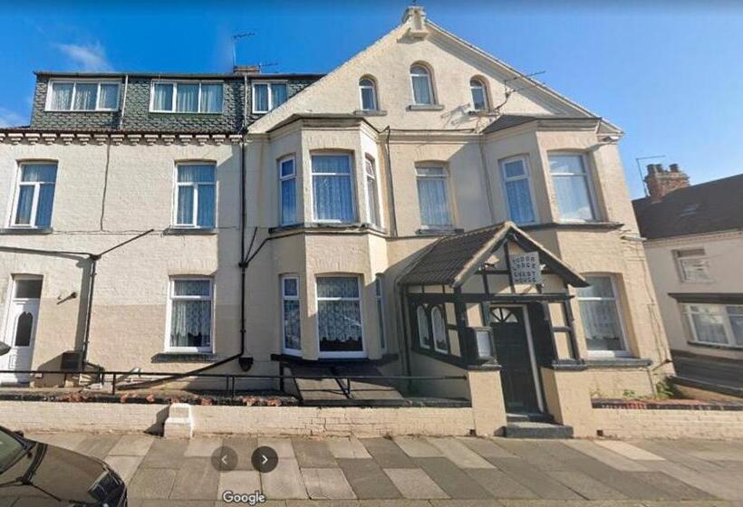 Bed and Breakfast Tudor Lodge  Redcar Beach