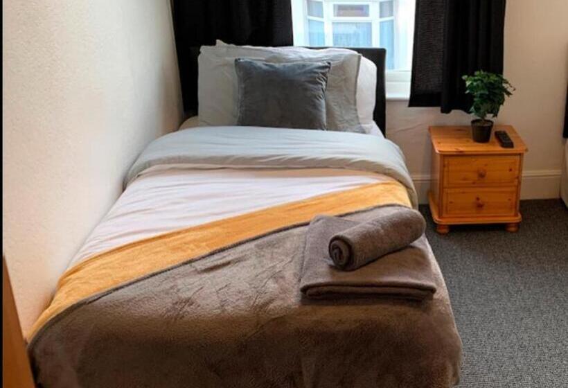 Bed and Breakfast Tudor Lodge  Redcar Beach