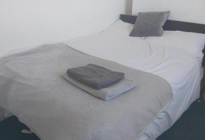 Bed and Breakfast Tudor Lodge  Redcar Beach