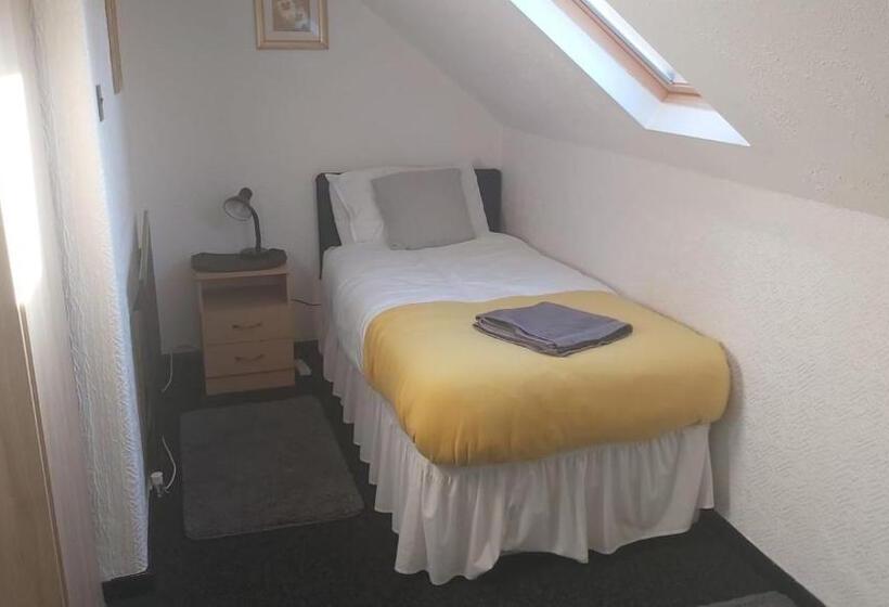 Bed and Breakfast Tudor Lodge  Redcar Beach