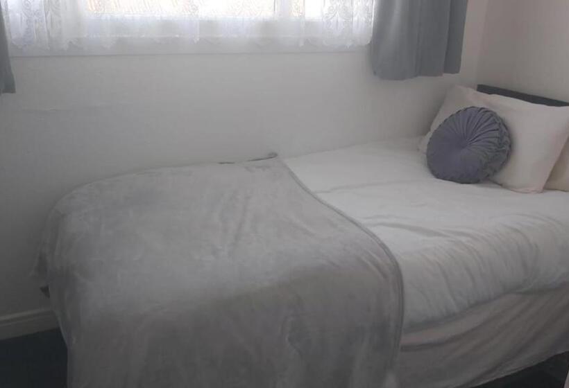 Bed and Breakfast Tudor Lodge  Redcar Beach