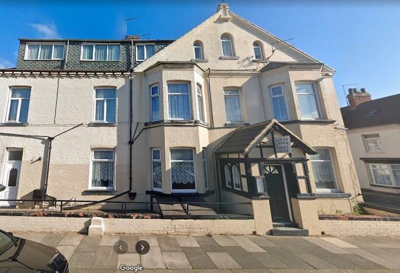 Bed and Breakfast Tudor Lodge  Redcar Beach