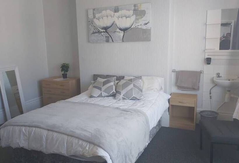 Bed and Breakfast Tudor Lodge  Redcar Beach