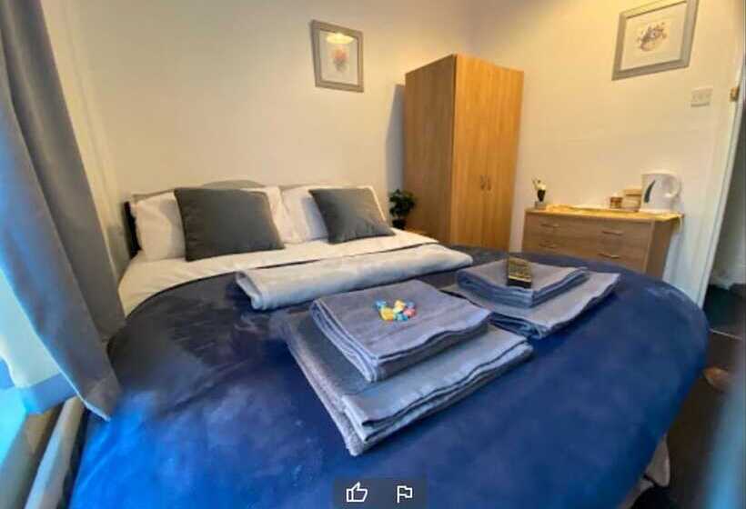 Bed and Breakfast Tudor Lodge  Redcar Beach