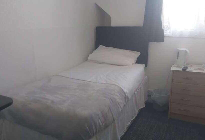 Bed and Breakfast Tudor Lodge  Redcar Beach