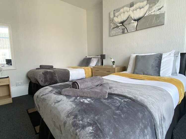 Bed and Breakfast Tudor Lodge  Redcar Beach