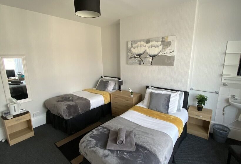 Bed and Breakfast Tudor Lodge  Redcar Beach