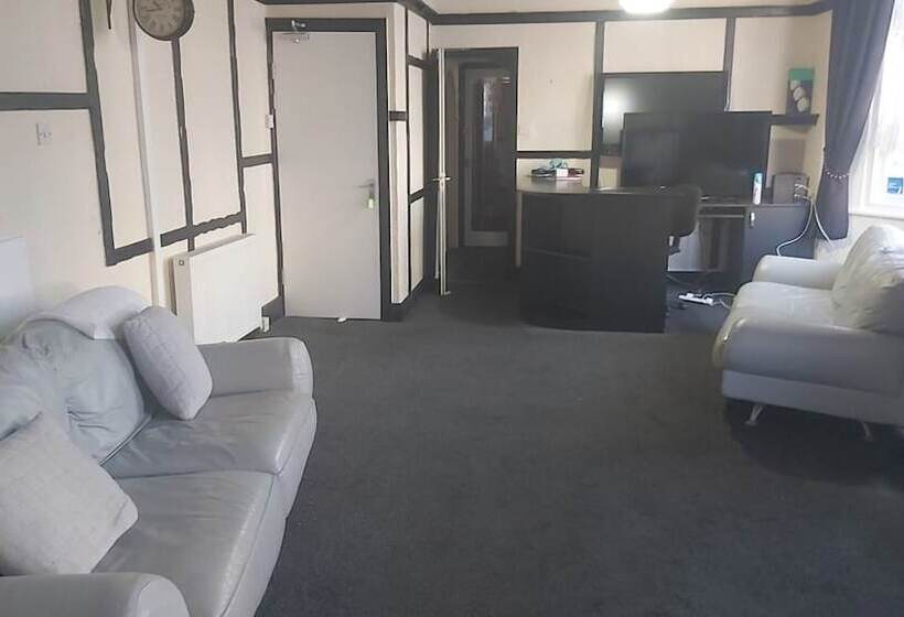 Bed and Breakfast Tudor Lodge  Redcar Beach