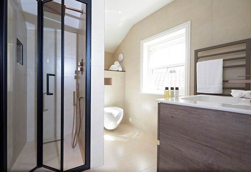 ベッドアンドブレックファースト Valentino S Restaurant With Rooms