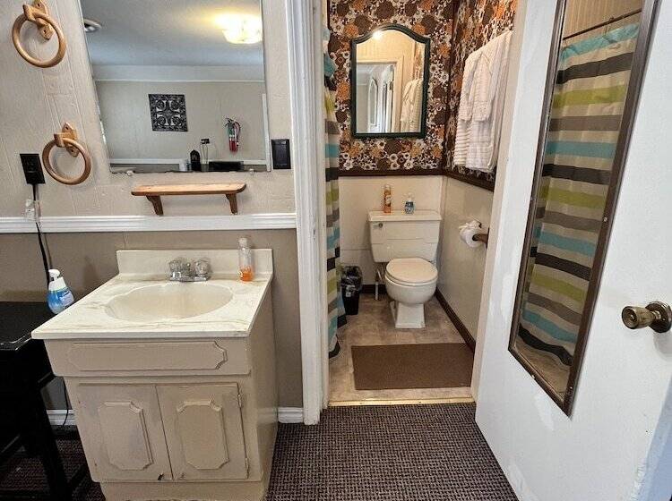 Cedarvale Cabins At Turner Falls