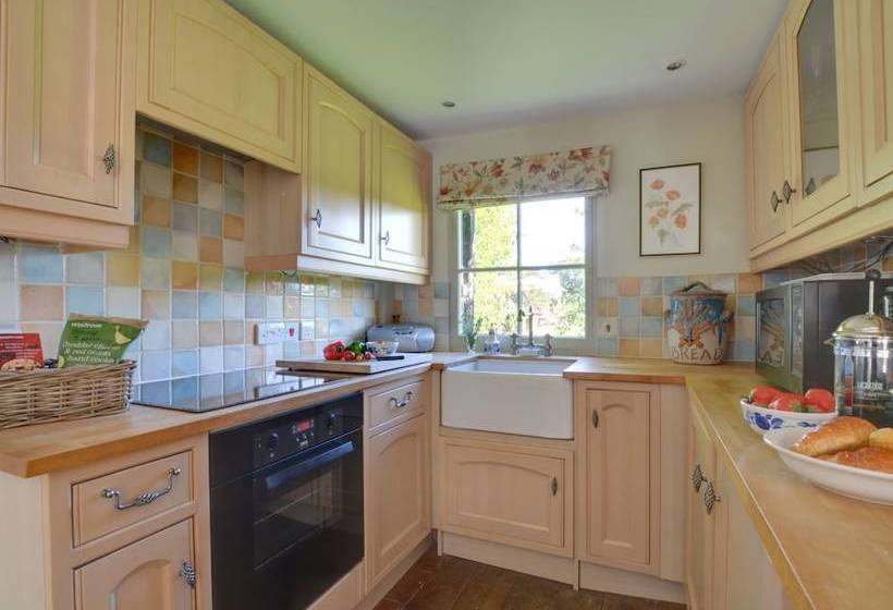 Charming, Spacious Cottage With Authentic Details And Situated In The Calm Kent