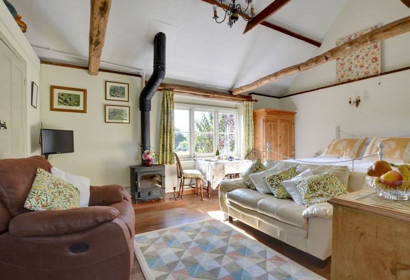 Charming, Spacious Cottage With Authentic Details And Situated In The Calm Kent