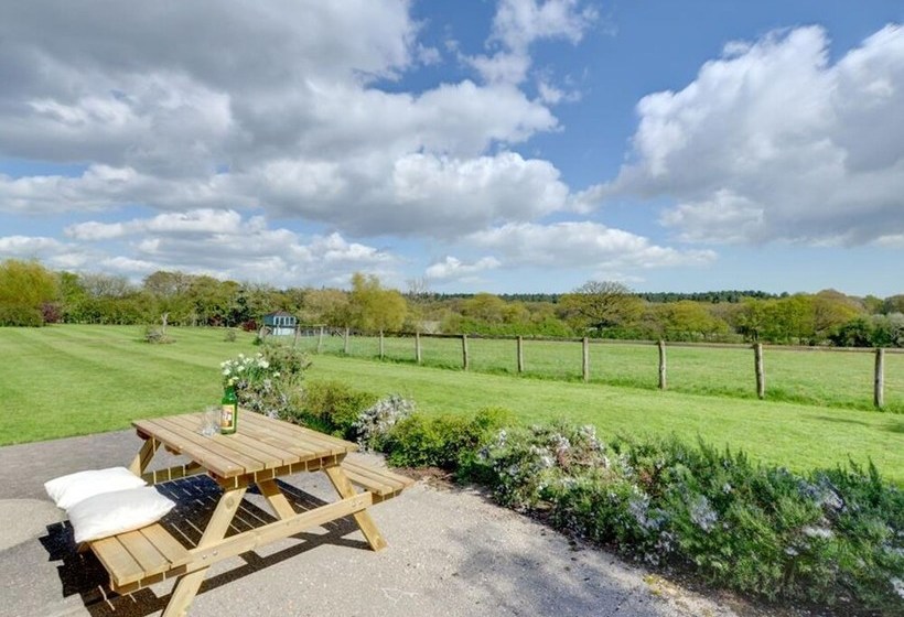 Charming, Spacious Cottage With Authentic Details And Situated In The Calm Kent