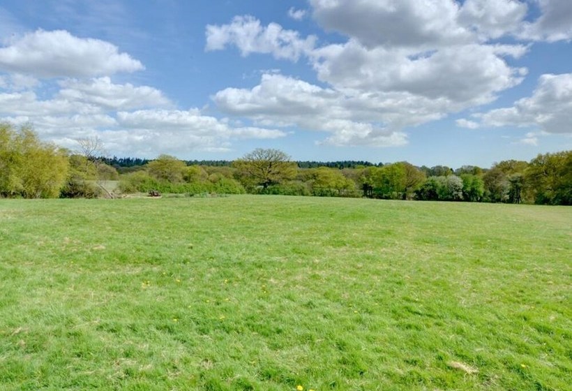 Charming, Spacious Cottage With Authentic Details And Situated In The Calm Kent