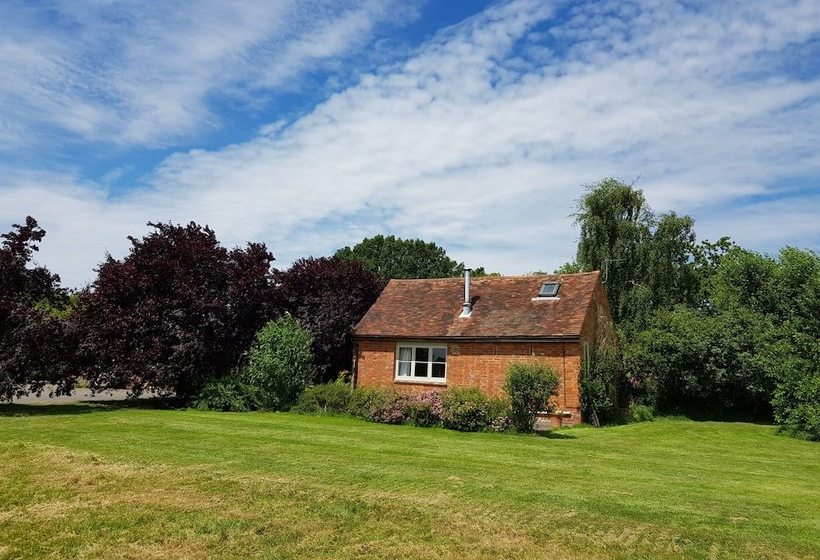 Charming, Spacious Cottage With Authentic Details And Situated In The Calm Kent