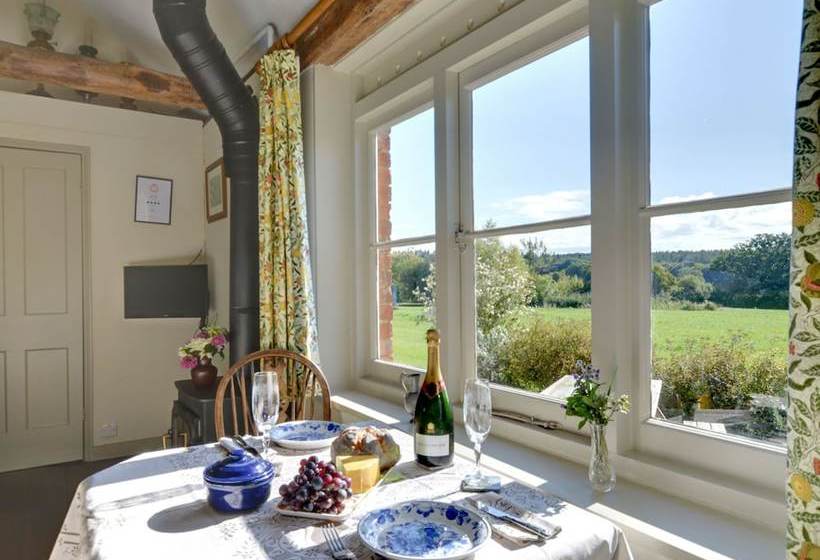 Charming, Spacious Cottage With Authentic Details And Situated In The Calm Kent