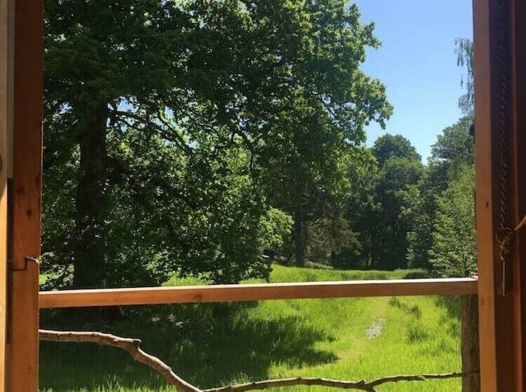 Cosy Woodland Off Grid Shepherds Hut   Hazel