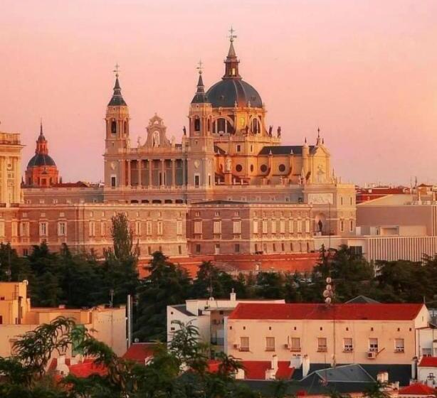 簡易ホテル Suites You Soho