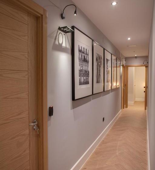 簡易ホテル Suites You Soho