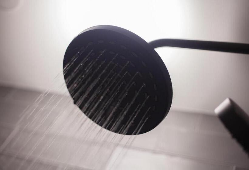 簡易ホテル Suites You Soho