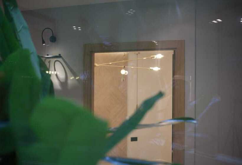 簡易ホテル Suites You Soho