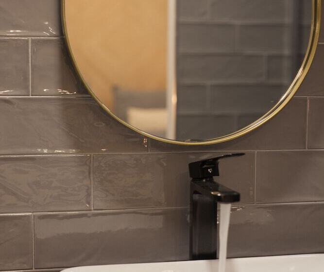 簡易ホテル Suites You Soho